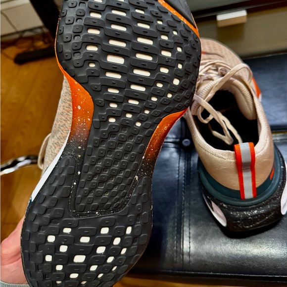 Nike Invincible Run 3 Beige and Orange Athletic Shoes main image 4